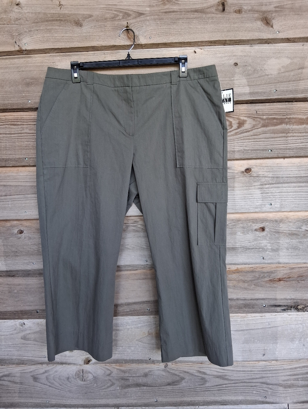 New Leslie Fay Cropped Cargo Pants